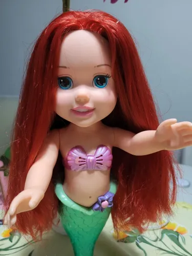 Sereia Ariel guardada há mais de 10 anos-fala várias frases basta pressionar a flor