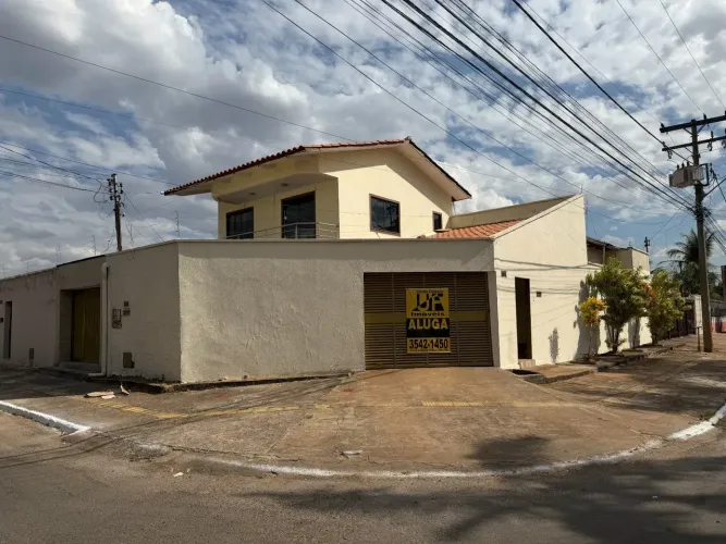 Sobrado com 5 quartos (3 suítes), duas salas, em excelente localização, ao lado do Cond. A