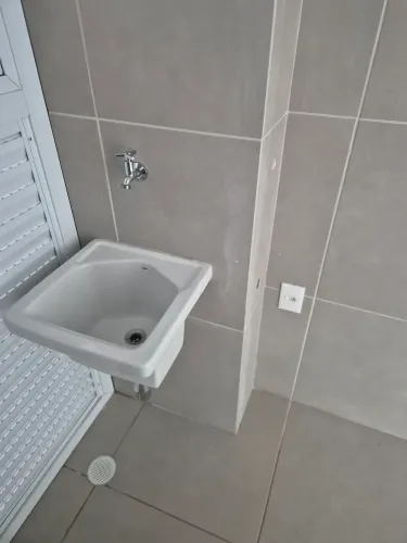 Tanque ceramica branco, seminovo, excelente estado. Na medida 39x 40 cm LxProfundidade