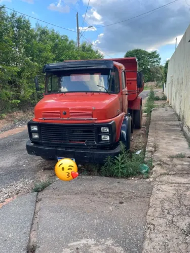 Caminhão caçamba