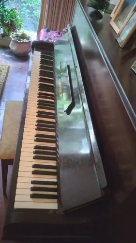 Piano Essenfelder em ótimo estado, afinadíssimo. Raridade !!!