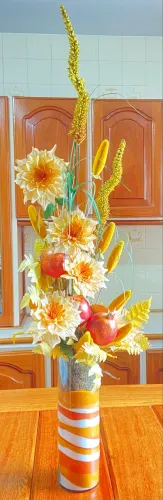 Jarro com flores decorativas
