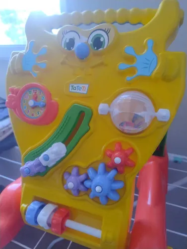 Brinquedo andador tateti
