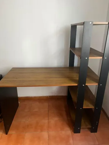 Mesa de escritório usada com prateleiras
