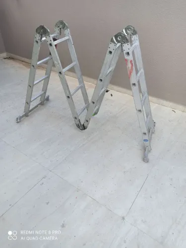 Escada articulada em alumínio