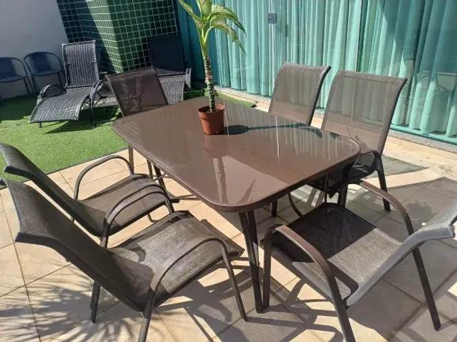 Mesa, cadeiras, guarda sol, espreguiçadeira