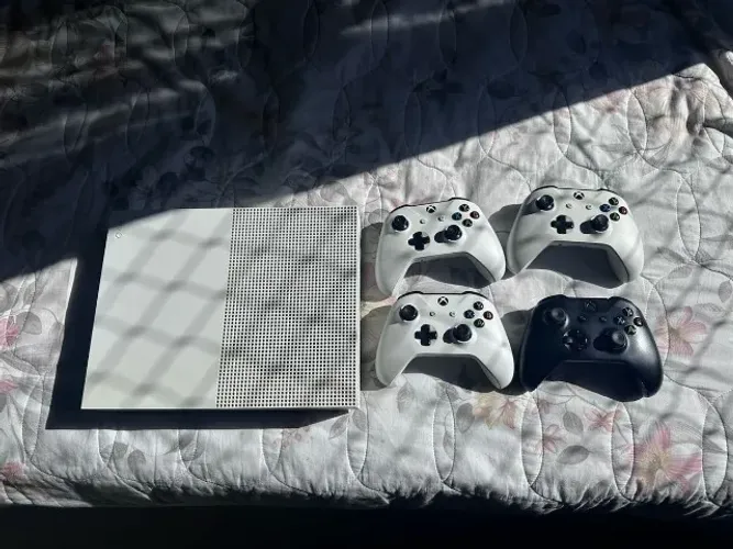 Xbox One S 1tb com 4 controles