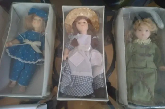 Coleção com 11 Bonecas de Porcelana - 75, cada