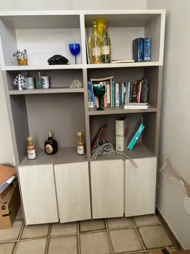 Estante com armário inferior