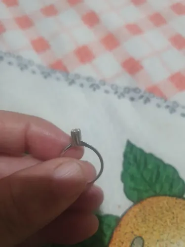Anel de ouro branco com diamante central parece ter 10 pontos número 13