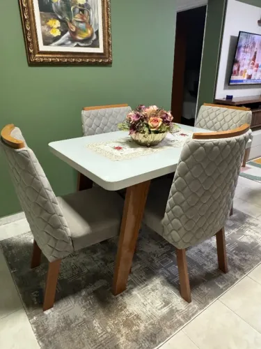 1 Mesa de Jantar Maciça com 4 Cadeiras Confortáveis 