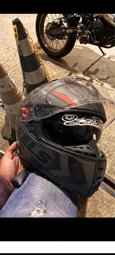 Capacete peels com óculos escuro
