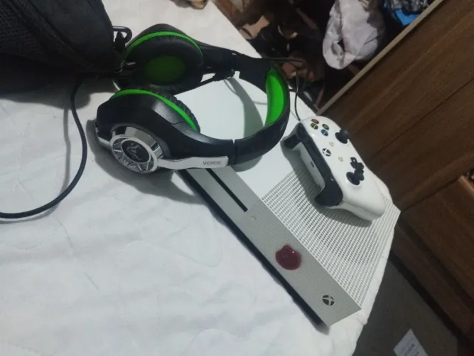 XBOX ONE S 1TB BRANCO COM CONTROLE E FONE GAMER  TROCO EM IPHONE 12 OU 13