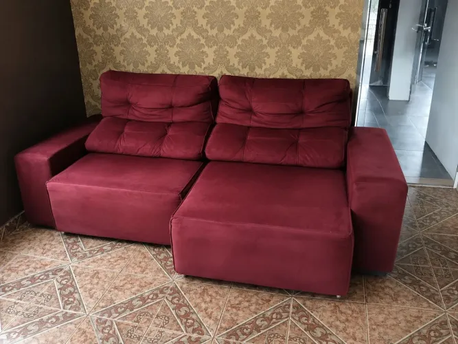 Sofá vinho 2,28m, espaçoso e confortável! Usado, R$ 1.000. Aproveite esta ótima oferta! já