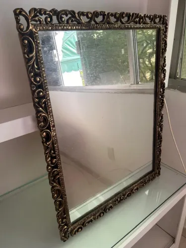 Espelho com moldura de bronze medida 56x70