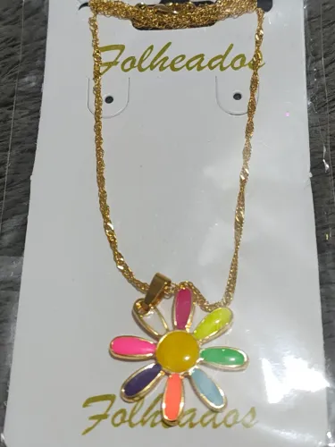 Colar com pingente folheado