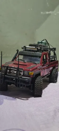 Vendo camionete Land cruizer 4x4 escala 1/12 de controle remoto .