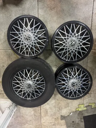 Vendo jogo de rodas estilo BBS Volkswagen aro 14, com calotas centrais
