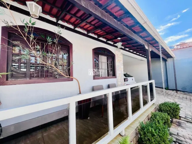 CASA TÉRREA COM SPAR A VENDA DE PORTEIRA FECHADA