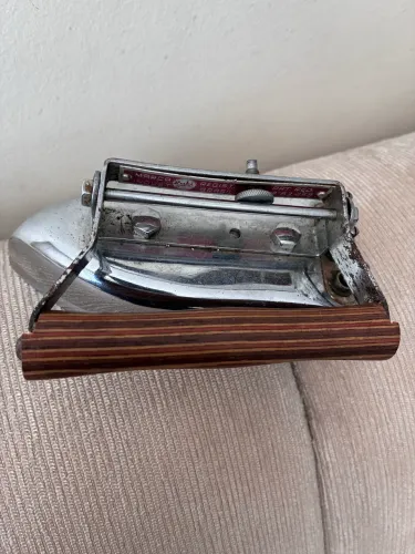 Antigo ferrinho de passar, marca RUBi, dobrável para viagem 15 cm de coleção anos 50