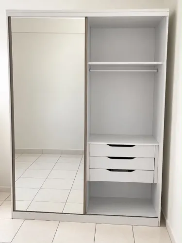 Guarda roupa perfeito estado com espelho