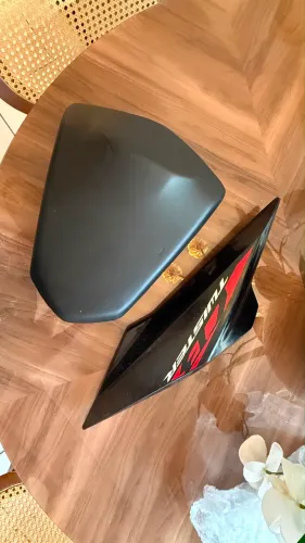 Vendo banco garupa da cb300f vermelha 2024 e asa da carenagem lateral da cb300f vermelha