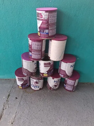 Latas vazias de leite