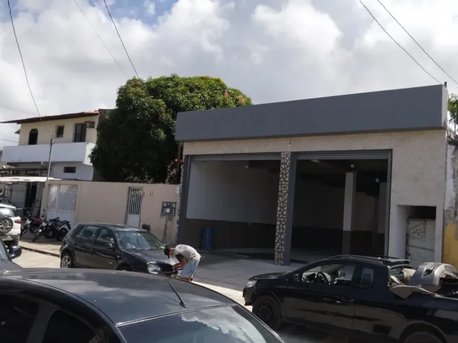 Aluga - se Galpão no Marivan