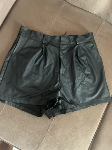 Short de couro.