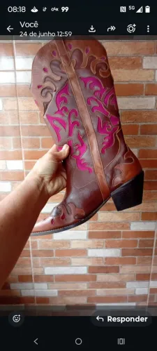 Bota de country de couro da Carmem Steffan