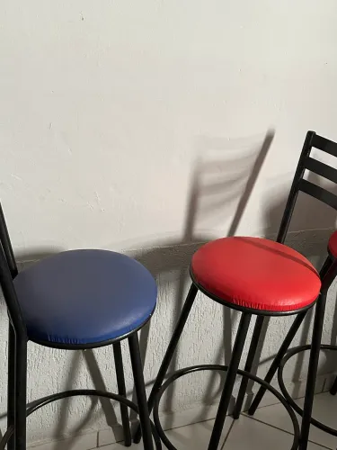 Kit 2 banqueta alta de aço com estofado azul