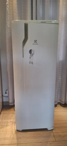 Geladeira Electrolux Frost Free RFE39 127V (FREEZER COM DEFEITO)