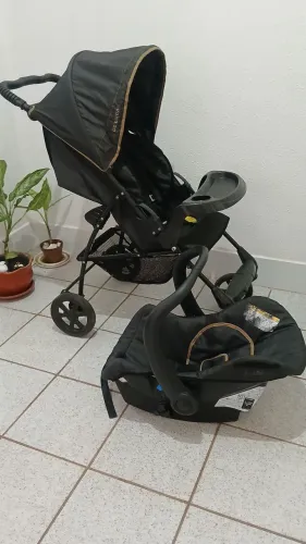 Carrinho de bebe com bebê conforto