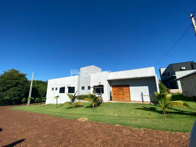Casa à venda em Clube Náutico Toledo - Marechal Cândido Rondon PR.