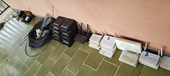 Lote Telecom: 24 ONTs/Roteadores + Clivador + Cabo Drop + Ferramentas e Ferragens