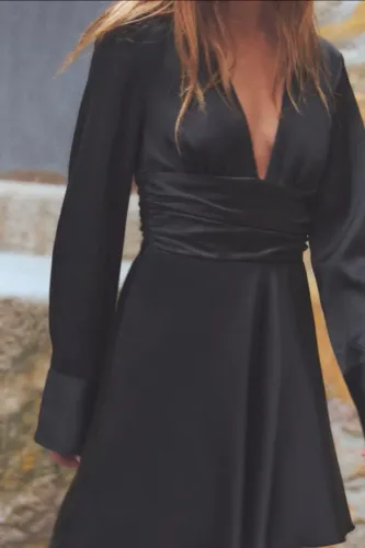Vestido curto acetinado Zara