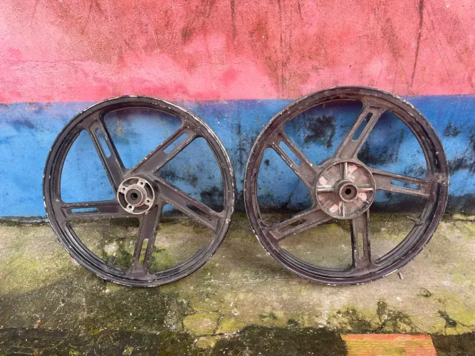 Rodas de liga leve da Suzuki 125 valor R$500, interessados chama no chat.
