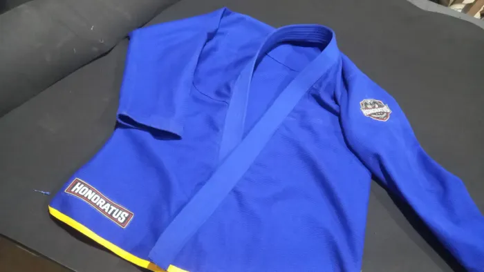 Kimono de jiu-jitsu A2, trançado, 550 gramadura, acompanha a calça. 