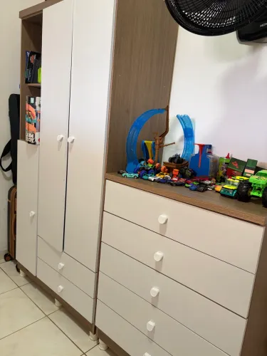 Guarda roupa e cômoda infantil