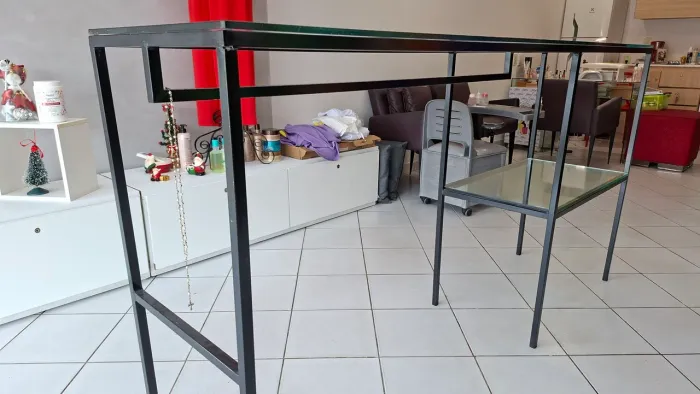 Mesa expositora de roupa