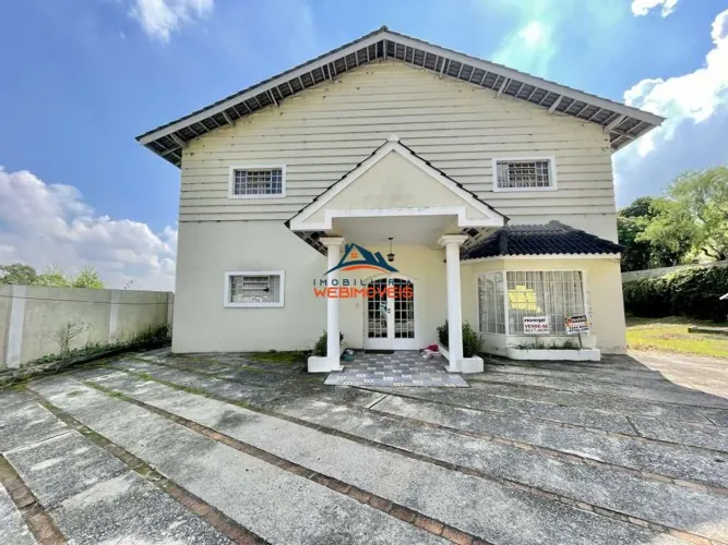 Casa Comercial à Venda em Cotia-SP - Bairro Granja Viana II com 3 Salas, 4 Banheiros e 228