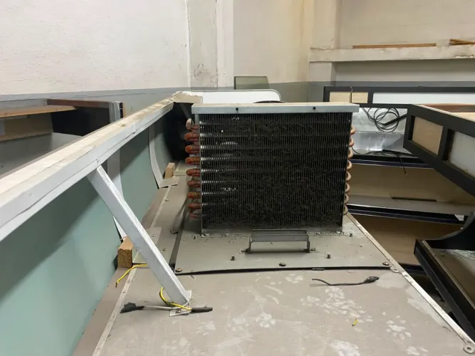 Vendo aceito oferta 2 freezer três portas uma expositora e um balcão refrigerado 