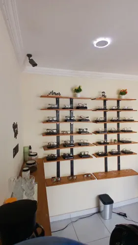 Vendo móveis e mercadoria de otica