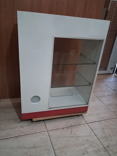 Balcão caixa expositor em fórmica 
