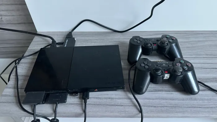 PlayStation 2 COM CONTROLES E JOGOS