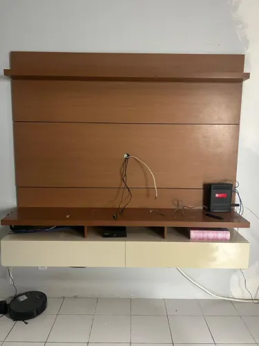 Rack suspenso com painel p/ tv até 75"