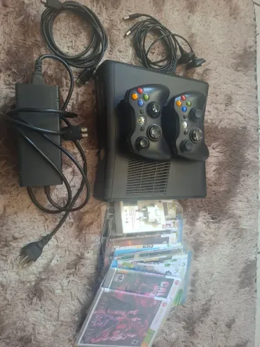 Vendo Xbox 360 bem conservado funcionando perfeitamente
