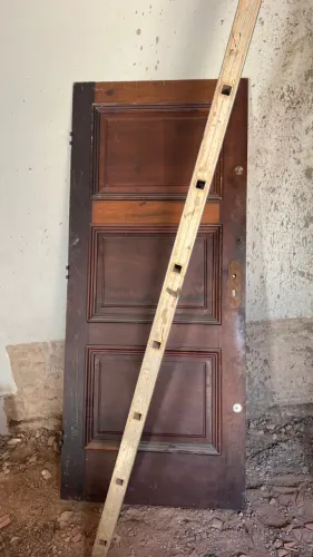 Portas de madeira usadas (porta trabalhada + portas comuns) 