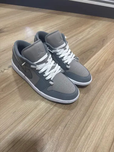 tênis Nike Air Jordan 1 Low SE na cor Medium Grey/White/Cool Grey