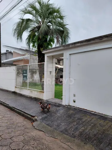 Casa à venda próxima à Unisul